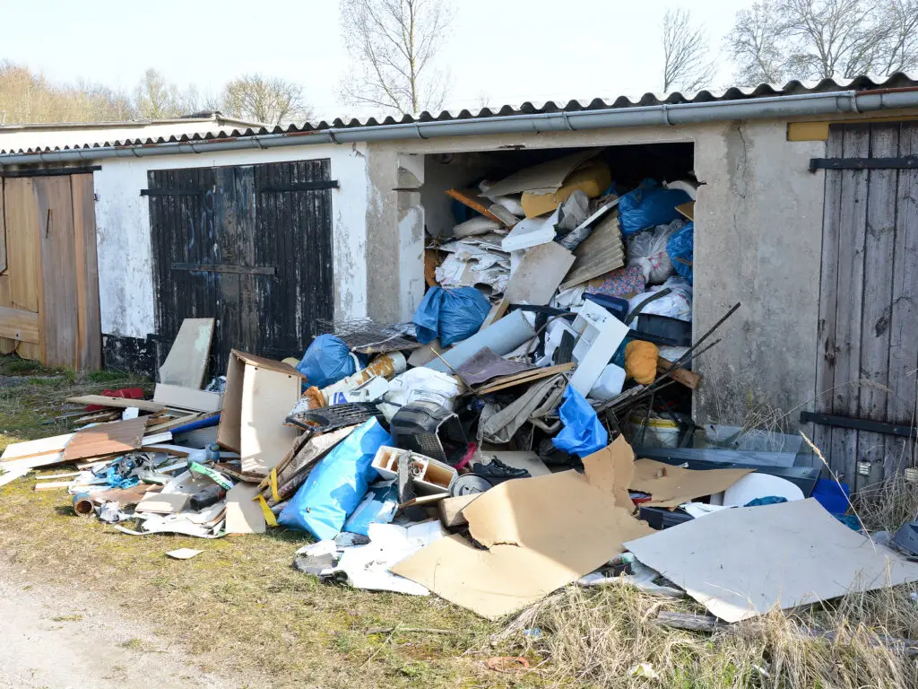 Eine vollgemüllte Garage